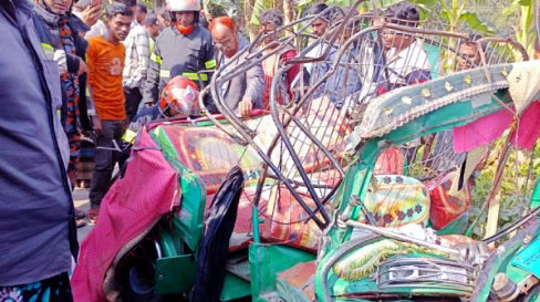 শেরপুরে বাসচাপায় অটোরিকশার চালকসহ প্রাণ গেল ৬ জনের